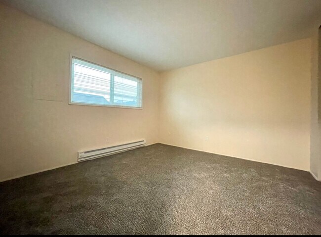 Building Photo - **50% OFF FIRST MONTH'S RENT** Spacious To...