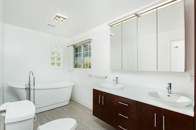 Building Photo - Beautiful spacious house