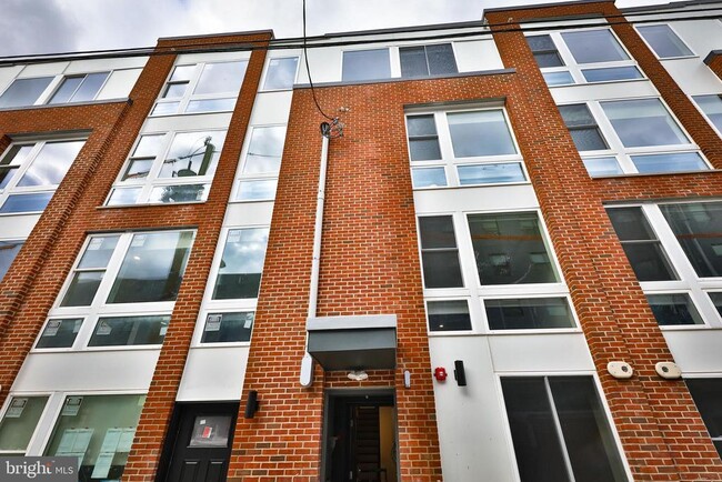Building Photo - 1500 N Randolph St
