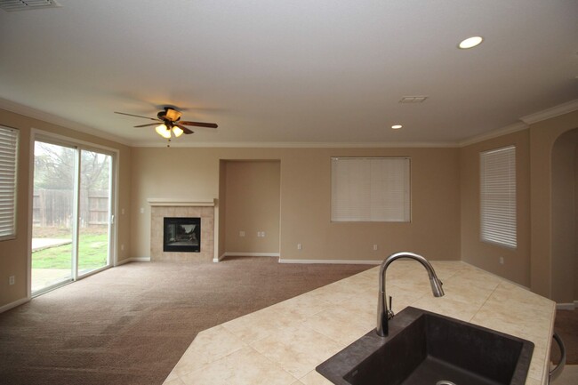 Building Photo - 4 bedroom, 2 bathroom home in Plumas Lake