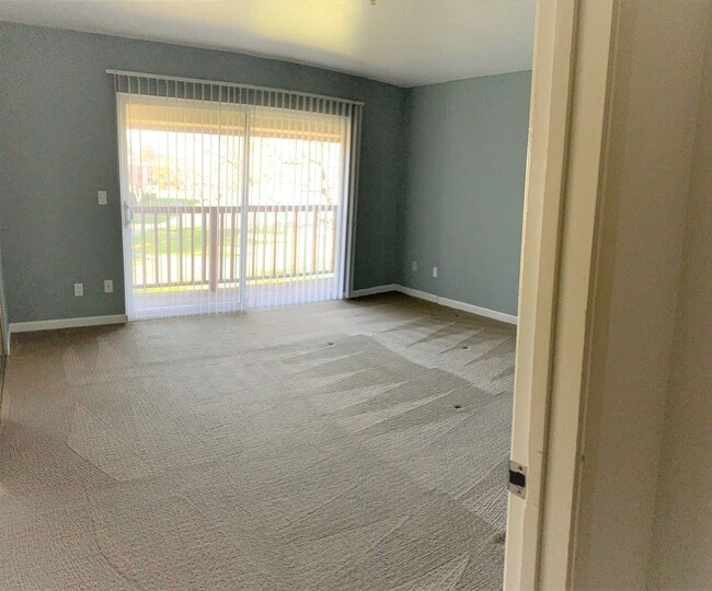 Building Photo - Lovely 2 bedroom Condo in the E Section of...