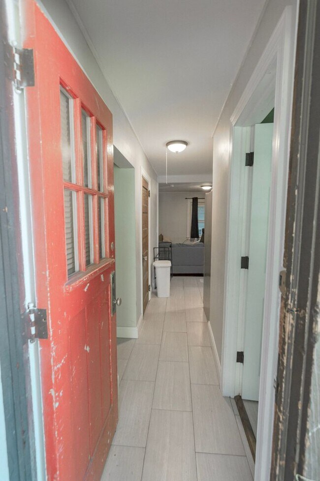 Building Photo - Two Bedroom Two Bath 112 Quarry