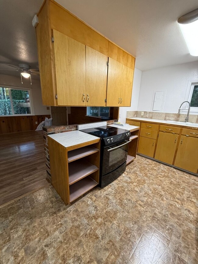 Building Photo - Newly Updated! 3 Bed/2 Bath House on a Lar...