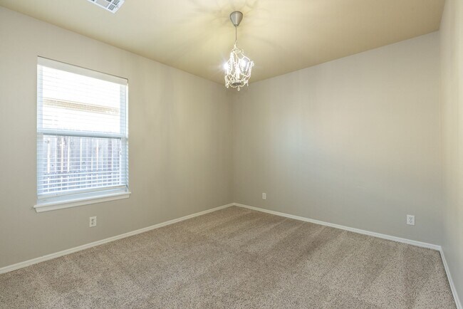 Building Photo - Charming 3 Bed/2 Bath near pool!