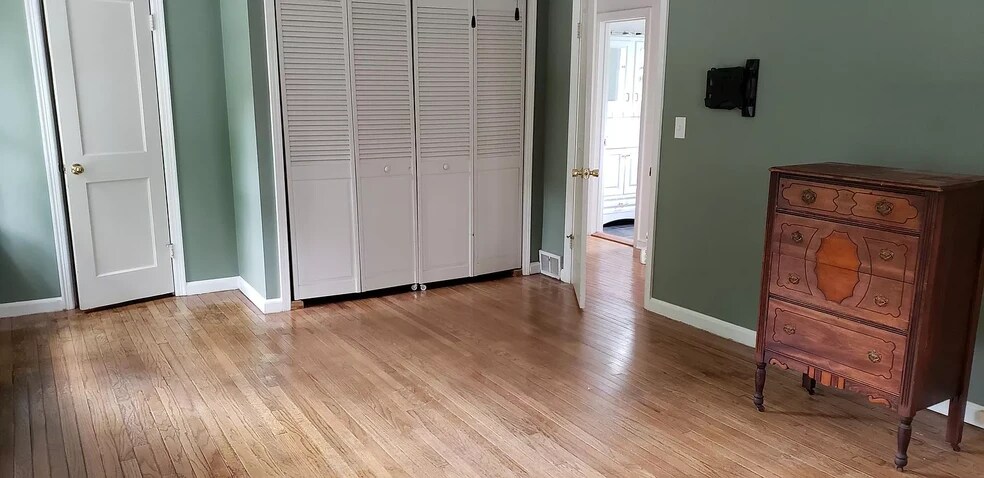 Master Room - 740 Grand Ave NE