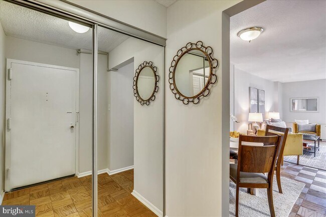 Building Photo - 4 Monroe St