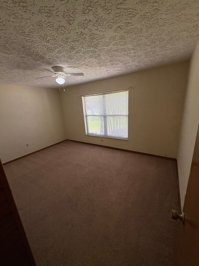 Building Photo - 2/2/2 home with fenced backyard in Ft Pierce