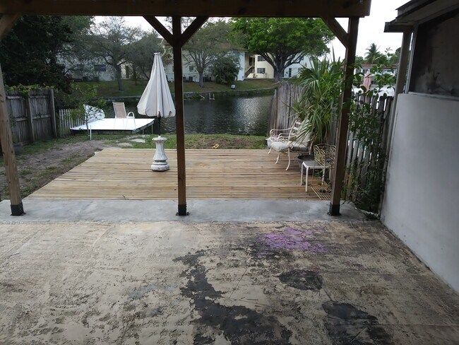 Covered Patio - 401 Sunshine Dr