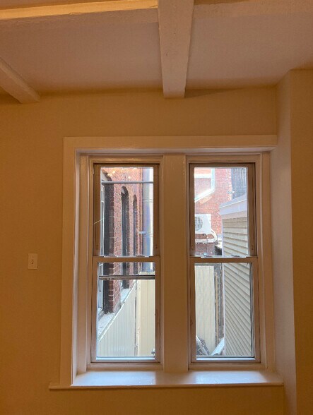 Building Photo - 13 Anderson St