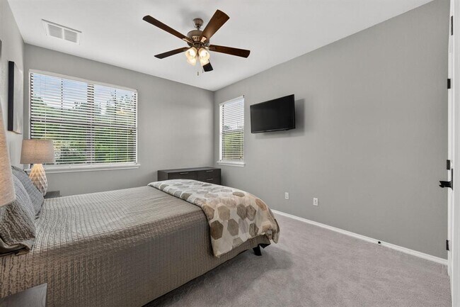Building Photo - 2801 Manitou Dr