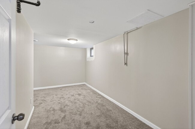 Building Photo - Great Location