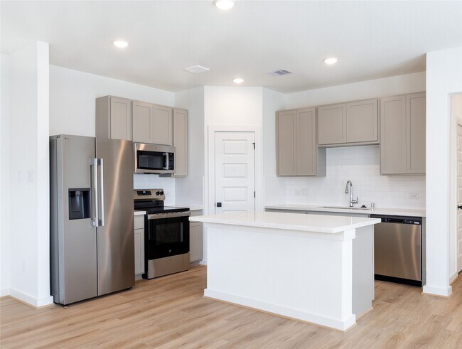 Building Photo - 2027 Longmire Villas Ct