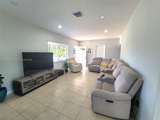 Building Photo - 8839 SW 28th St