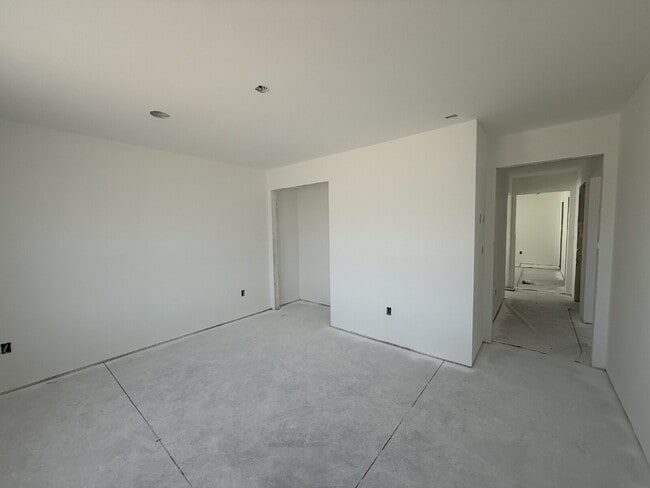 Building Photo - Patio Home in Hollister (4 Bedrooms withou...