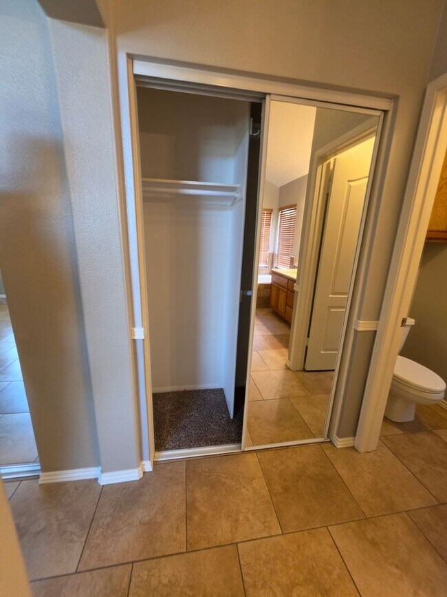 Building Photo - Spacious 4 Bedroom 2 bath Home in Victorville – Landscaping Included!
