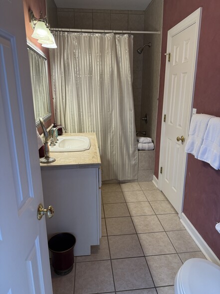 Building Photo - 802 Jamestown Rd