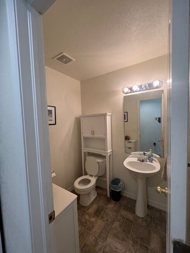 Building Photo - Beautiful 2Bd 1.5Bath Condo Close to Every...