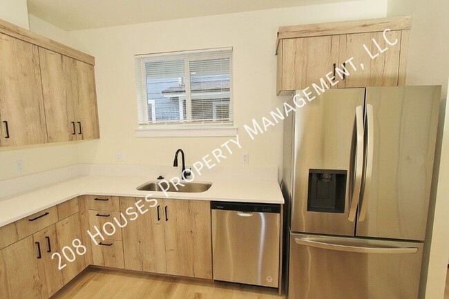 Building Photo - Immaculate Apartment w/2 Master Suites *75...