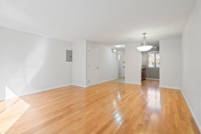 Building Photo - Well-maintained 2-bdrm/1-bath unit in tri-plex—On-site laundry, off-street parking, storage