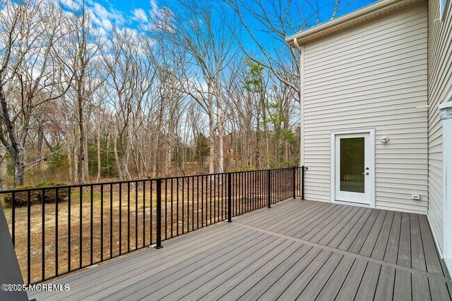 Building Photo - 527 Woodview Rd