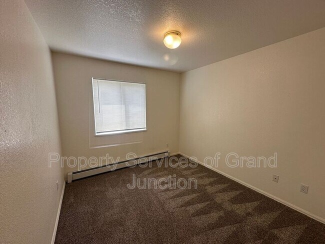 Building Photo - 448 Countryside Ln