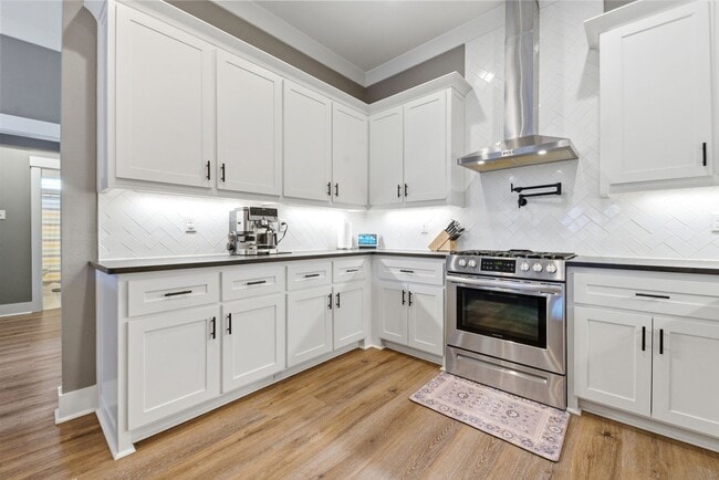 Building Photo - 3 Bedrooms Plus an Office & Sun room