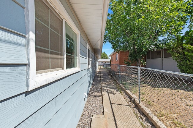 Building Photo - 3 Bedroom 2 Bath Conveniently Located House!