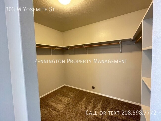 Building Photo - 303 W Yosemite St