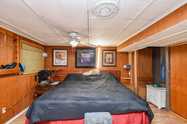 Building Photo - Spacious Central Sioux Falls Home with Ent...