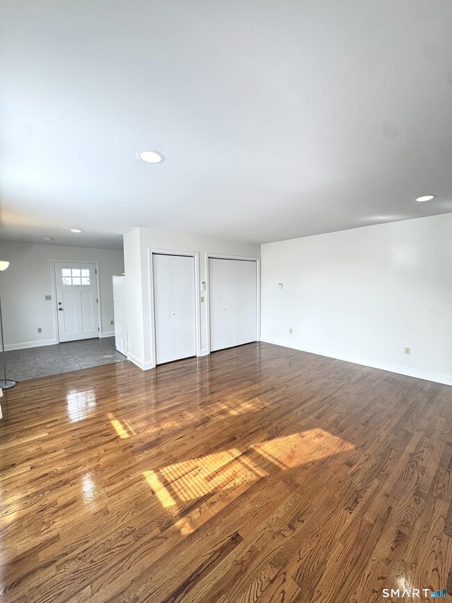 Building Photo - 93 New Canaan Ave