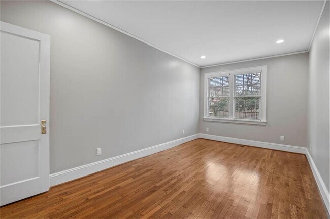 Building Photo - 591 Cumberland Rd NE