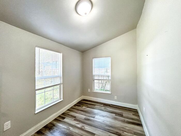 Building Photo - 615 Delmar St