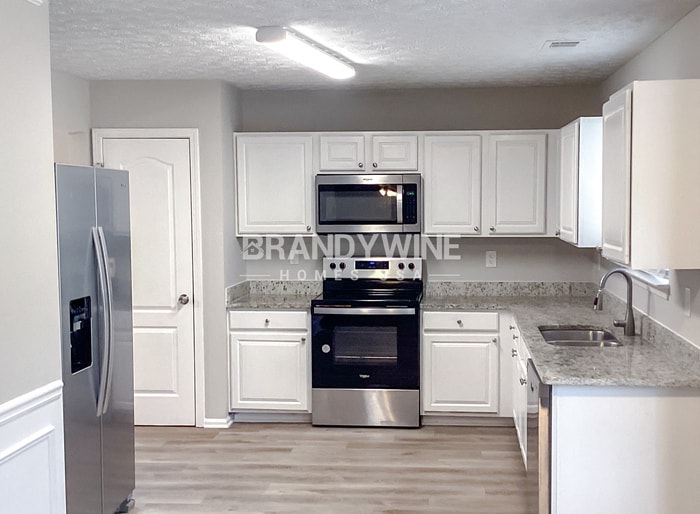 Building Photo - 2025 Newton Estates Dr