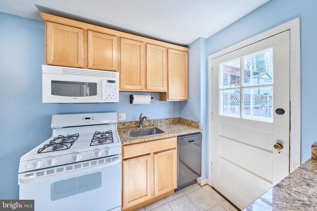 Building Photo - 2319 Riverview Terrace