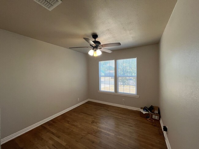 Building Photo - UPDATED CENTRAL CITY HOME