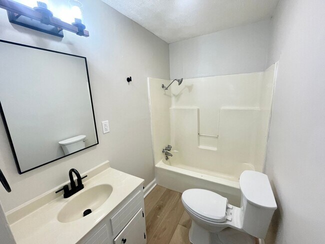 Building Photo - 1 Bedroom/1 Bath Duplex Unit Available for Rent in Brandon!