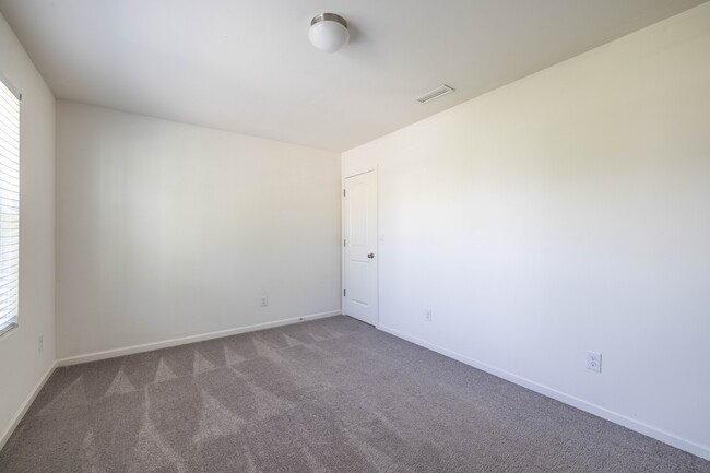 Building Photo - 710 Yorkshire Dr