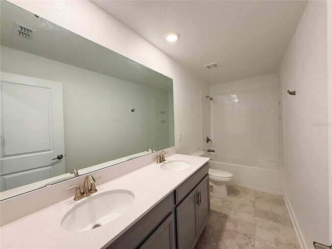 Building Photo - 5001 Center Ct