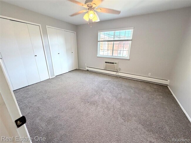 Building Photo - 2405 Torquay Ave