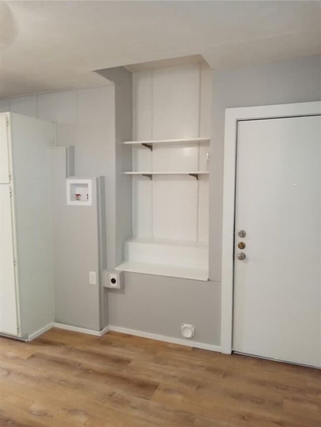 Building Photo - Fully Remodeled 1 bath Washer /Dryer