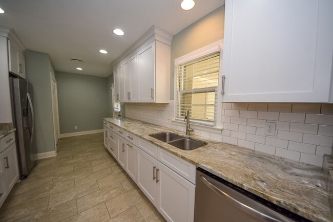 Building Photo - Cute and UPDATED 3 bed 2 bath home near GREAT SCHOOLS.