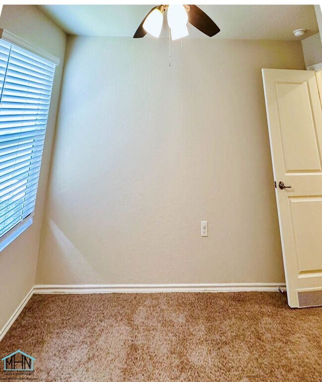 Building Photo - Bright & Move-In Ready 3 Bed / 2 Bath Home...