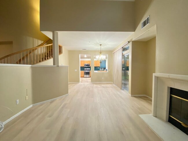 Building Photo - Spacious 3 Bed 2.5 Bath with a loft Ventura home