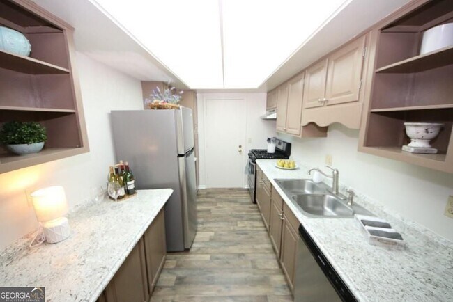 Building Photo - 6851 Roswell Rd