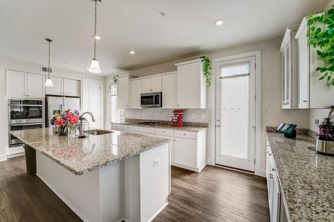 Building Photo - Luxurious 3 BR/2 Full BA & 2 Half BA EOG T...