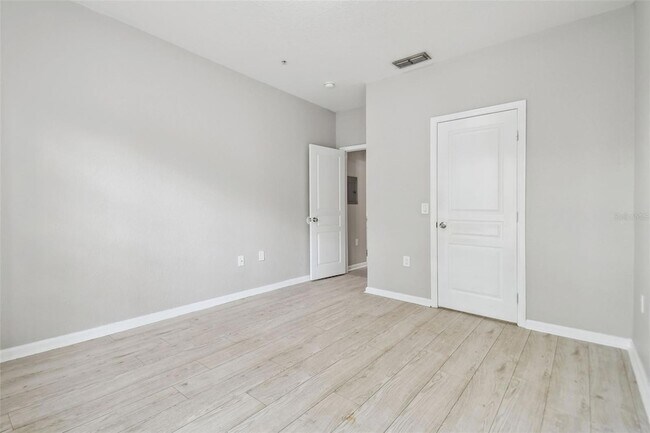 Building Photo - 9405 Crescent Loop Cir