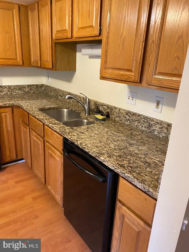 Building Photo - 3670 Woodhaven Ct