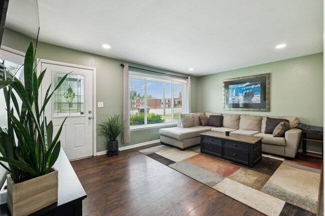 Building Photo - Excellent 3 Bedroom 2 Bath Home Minutes from Downtown!