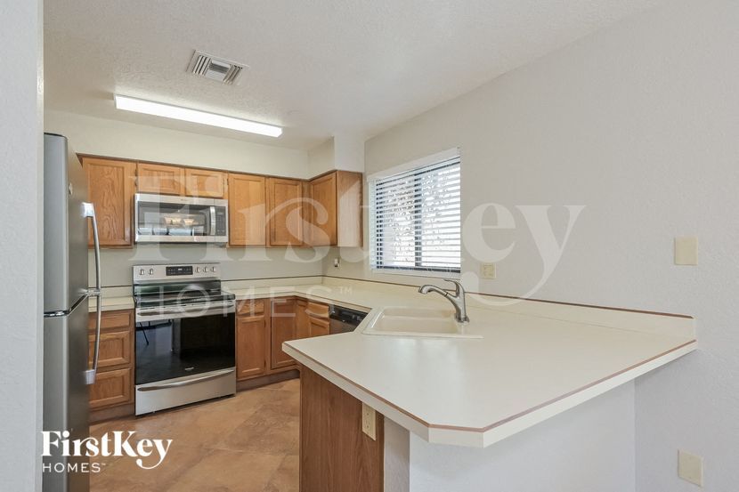 Building Photo - 3240 N Hill Farm Dr