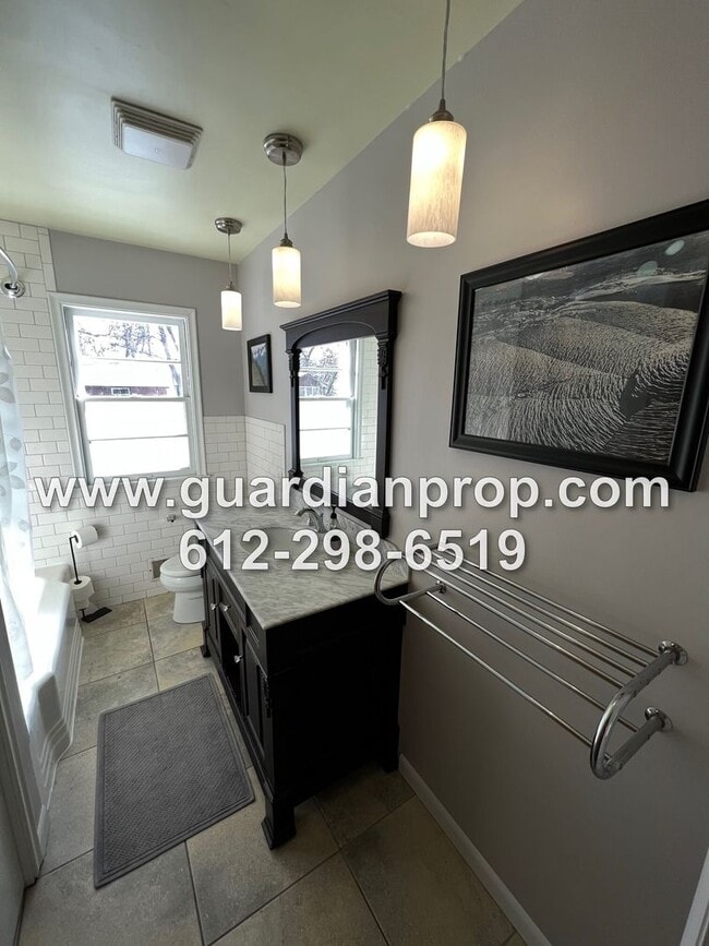 Building Photo - Updated Roseville House on Large Corner Lo...